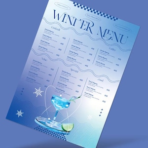 Puede incluir: Un menú de invierno azul y blanco con una bebida de cóctel azul en un vaso con una rodaja de lima en un plato. El menú tiene secciones para cócteles, vino, bebidas especiales, café y comida. Los precios están en euros.