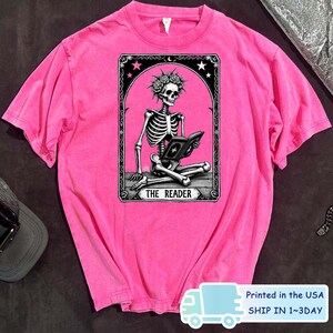 Camiseta lavada "El Lector de Cartas del Tarot", camiseta vintage "Leyendo un Esqueleto", camiseta lavada "Amante de los Libros", camiseta lavada "Ratón de Biblioteca"