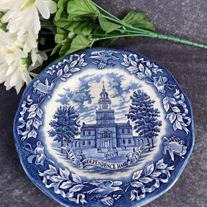 Vintage Wedgewood Independence Hall Bicentennial Plate Blue England 1976 Avon