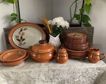 Beautiful Vintage 29 piece Franciscan Dinner Set in VERY NICE condition. Plates -bowls and more 1970s