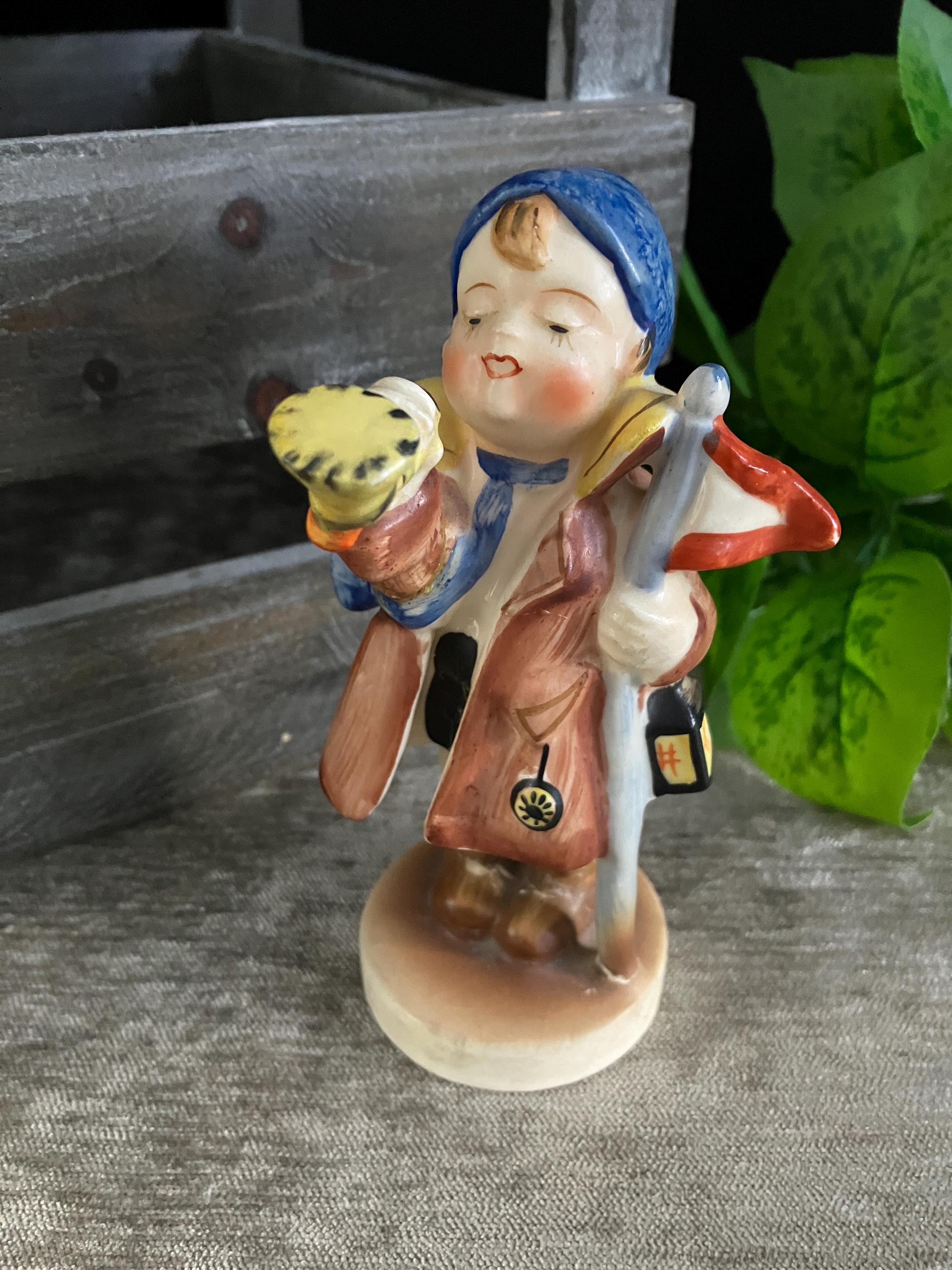 占領下の日本で作られた、フンメルのような置物。提灯を持ち、楽器を