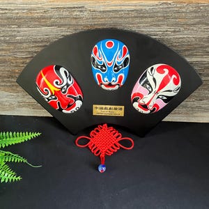 Vintage Sammlerstück Asiatische Wanddekoration. Gesichts Make-up Chinesische Oper. Gesichtsmasken.