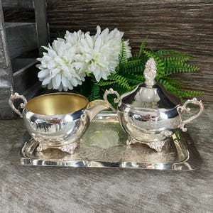 Jarra para leche, azucarero y bandeja de cobre bañados en plata de WM.A.Rogers, de 8,5 pulgadas. En buen estado.