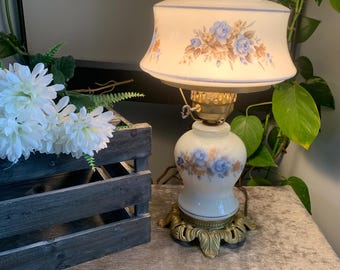Lámpara de salón tipo huracán de cristal opalino vintage - Flores azules - 48 cm de altura