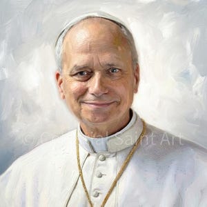 Op de afbeelding: Olieverfschilderij portret van een lachende man in een witte pauselijke soutane en zucchetto. Een gouden kruis hanger hangt aan een gouden ketting. Het schilderij heeft een zachte, schilderachtige stijl met een lichte achtergrond.