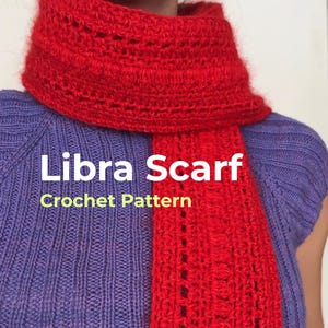 Könnte beinhalten: Ein leuchtend roter Häkelschal mit strukturiertem Stichmuster, der um den Hals getragen wird. Das Bild enthält den weißen Text Libra Scarf und den gelben Text Crochet Pattern, die über dem Schal und einem violetten Ripptop liegen.
