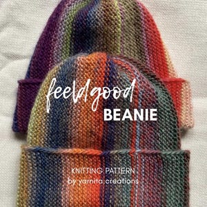 Könnte beinhalten: Zwei gestrickte Mützen in leuchtenden Farben, darunter Lila, Orange, Blau und Grün, mit dem Text "feel good BEANIE". Das Bild enthält auch den Text "KNITTING PATTERN by yarnita.creations".