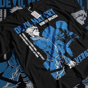 Può includere: T-shirt nero con un design grafico blu e bianco. Il design presenta il testo "DEVIL MAY CRY SON OF SPARDA" e un'illustrazione di un personaggio. È inclusa anche la citazione "POWER CONTROLS EVERYTHING... AND WITHOUT POWER YOU CANNOT PROTECT ANYTHING".