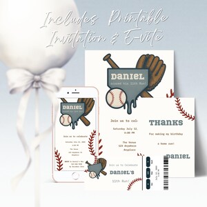 Könnte beinhalten: Baseball-Themen-Einladungsset mit Smartphone-Mockup. Das Design zeigt einen Baseball, einen Schläger und einen Handschuh, mit dem Namen "Daniel" und dem Text "scored his 11th Run!" auf der Einladung. Enthält eine Dankeskarte und ein Ticket.