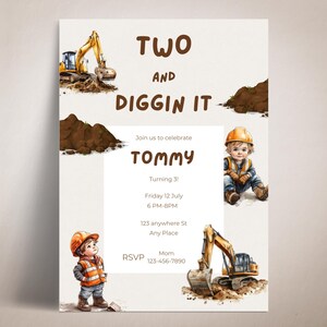 Può includere: Invito di compleanno a tema costruzione. L'invito presenta il testo "TWO AND DIGGIN IT" e "TOMMY" con un'illustrazione di un bambino con un casco da costruzione e un escavatore giallo. L'invito include data, ora e luogo.