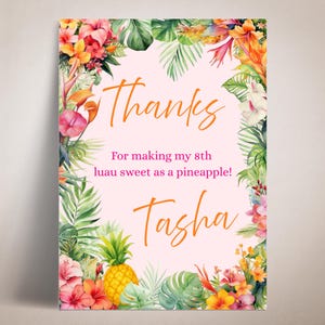 Könnte beinhalten: Eine rosa Einladung mit orangefarbenem Text mit der Aufschrift "Danke" und "Dafür, dass du mein 8. Luau so süß wie eine Ananas gemacht hast!" und "Tasha". Die Einladung ist mit tropischen Blumen und Blättern umrahmt, darunter Hibiskus und eine Ananas.