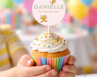 Modelo de topper de cupcake "Ursinho Primeiro", decoração para festa de 1 ano, tema rosa, download editável do Canva