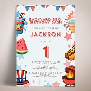 Può includere: Un invito azzurro per una festa di compleanno con barbecue in giardino. L'invito include il testo "BACKYARD BBQ BIRTHDAY BASH" e "JACKSON" con il numero "1". L'invito è decorato con illustrazioni di cibo e stelle patriottiche.