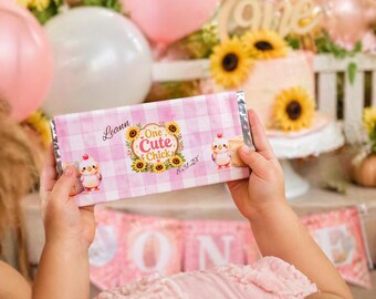 Plantilla para envoltorio de barra de chocolate con diseño de pollito adorable, editable en Canva, recuerdo de fiesta de cumpleaños de niña con temática de granja, envoltorio de chocolate con estampado de girasoles y cuadros.