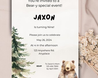 Peut inclure: Une invitation d'anniversaire sur le thème de la forêt pour le neuvième anniversaire de Jaxon. L'invitation présente une illustration aquarelle d'un pin et d'un ours brun assis sur un fond blanc. Le texte sur l'invitation se lit comme suit : "Vous êtes invités à un événement spécial en mode ours ! Jaxon a neuf ans ! Rejoignez-nous pour célébrer le 26 mai 2024 à 16h00 123 Anywhere Rd. Anyplace RSVP À la maman de Jaxon 123-456-7890 avant le 30 avril"