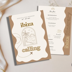 Pode incluir: Convite de duas faces em tons bege e castanho. A frente apresenta "Ibiza" e "calling" com uma ilustração de palmeira e oceano. A parte de trás detalha o itinerário.