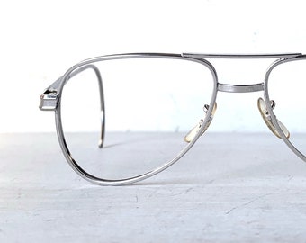 50-16-140 White Gold Plated UOC USA 70's Coil Stay Put Silver Metal Aviator Vintage Eyeglass Frames Eyewear Glasses Eyeglasses