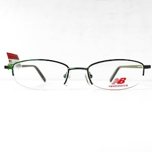 Gafas vintage delgadas, color verde oliva, montura metálica semi al aire, perfil bajo, New Balance, nuevas de stock antiguo.