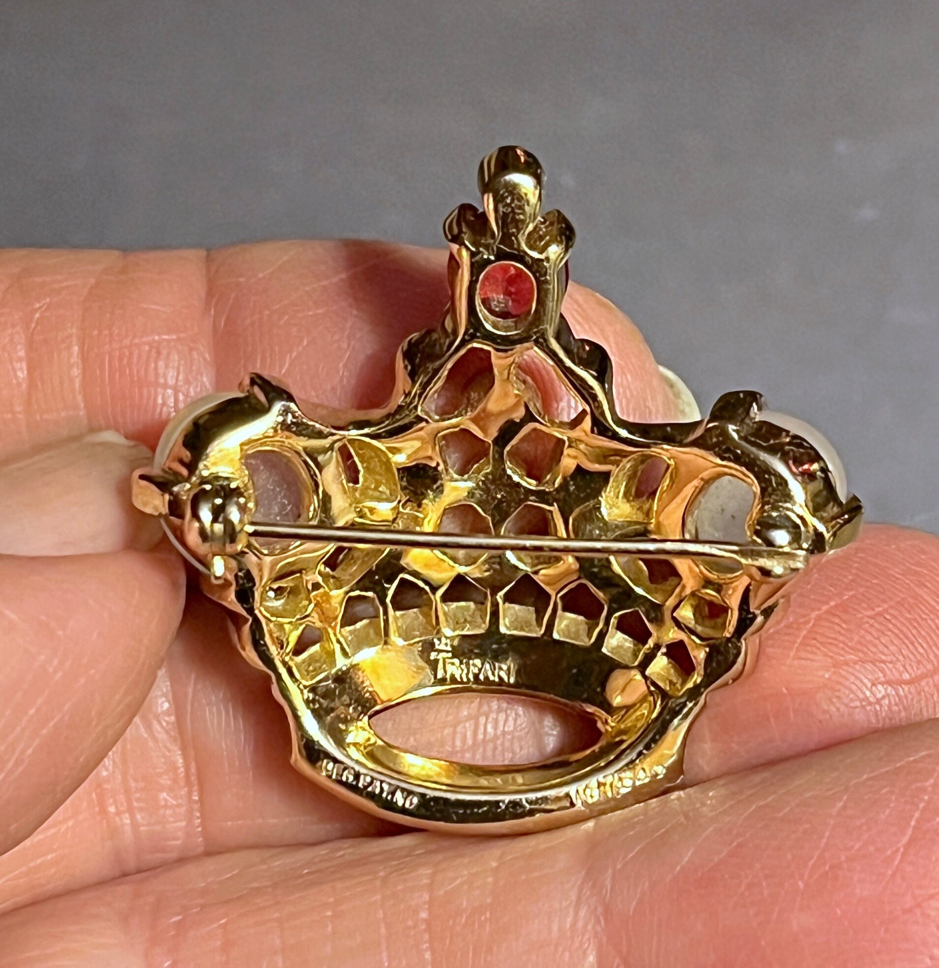 Vintage Crown Trifari Pat 137542 Jelly Belly Brooch Pin Gold