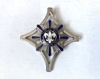 Grote Franse militaire Fleur de lis metaal geëmailleerde service broche pin hanger zwaard tak leeuw motief zilver marine emaille vintage leger