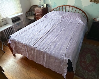 Colcha vintage de dos piezas de damasco color lila, tamaño matrimonial, nueva de los años 50, color lavanda.