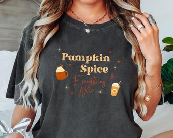 Może przedstawiać: Szary t-shirt z nadrukiem graficznym kubka z kawą i tekstem "Pumpkin Spice & Everything Nice".