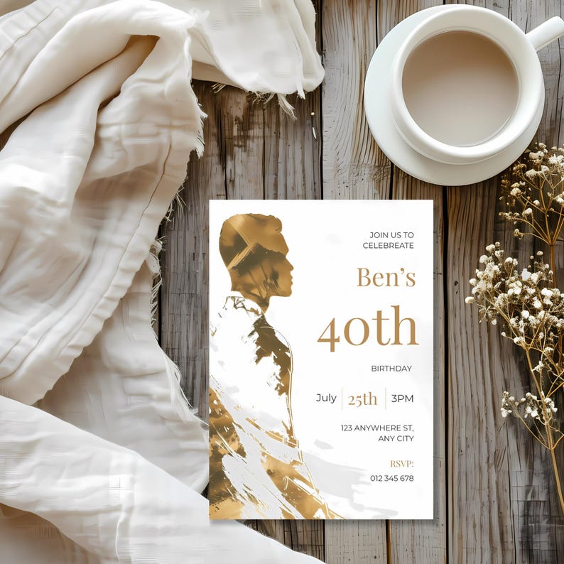 Op de afbeelding: Een witte uitnodigingskaart met gouden accenten voor een 40e verjaardag. De kaart toont een silhouet van een persoon en bevat de tekst "Ben's 40e verjaardag" samen met datum, tijd en RSVP-informatie. Een kopje koffie en bloemen staan ook in de afbeelding.