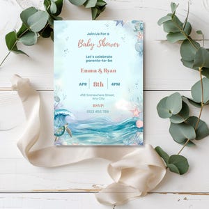 Op de afbeelding: Babyborrel uitnodiging met een aquarel oceaan thema. De uitnodiging bevat de tekst "Join Us For a Baby Shower" en details voor de babyborrel van Emma & Ryan op 8 april om 16.00 uur. Het ontwerp bevat zeeschildpadden, schelpen en golven.