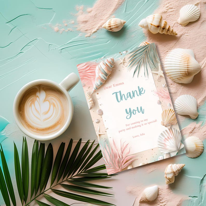 Puede incluir: Una tarjeta de agradecimiento con las palabras "Thank You" en azul claro, rodeada de conchas marinas y hojas tropicales. Tambi&eacute;n hay una taza de caf&eacute; con arte latte y una hoja de palma. La tarjeta dice "Dear Emma, For coming to my party and making it so special! Love, Ida."