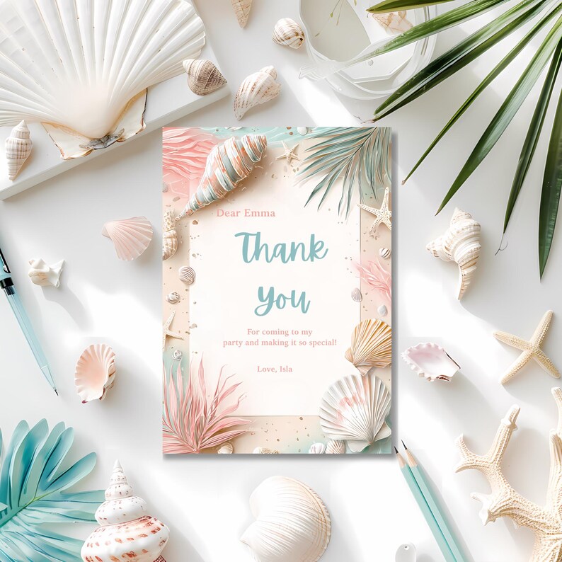 Puede incluir: Una tarjeta de agradecimiento con tem&aacute;tica de playa, con conchas marinas, estrellas de mar y hojas de palmera. La tarjeta dice "Thank You" en una fuente azul claro, con el texto "Dear Emma" y "Love, Isla". La tarjeta est&aacute; rodeada de varias conchas marinas.