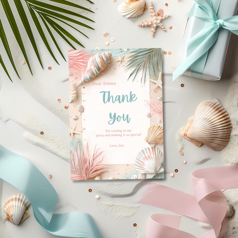 Puede incluir: Una tarjeta de agradecimiento con tem&aacute;tica playera con el texto "Thank You" en azul claro. La tarjeta est&aacute; decorada con conchas marinas, estrellas de mar y hojas de palma. Tambi&eacute;n hay cintas rosas y azules y una caja de regalo con una cinta azul.