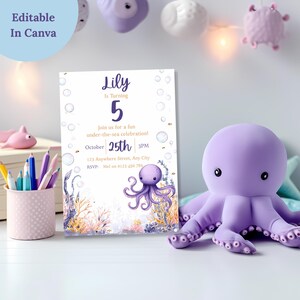 Op de afbeelding: Een verjaardagsuitnodiging met een onderzeethema. De uitnodiging bevat een illustratie van een octopus en de tekst "Lily wordt 5". Een paars octopus speelgoed staat naast de uitnodiging. De tekst "Editable in Canva" staat in de linkerbovenhoek.