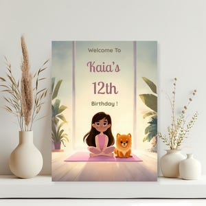 Op de afbeelding: Een verjaardagsillustratie toont een meisje in een yogahouding met een kleine hond. De tekst luidt "Welkom op Kaia's 12e verjaardag!" Het kunstwerk is geplaatst tegen een zachte, pastelkleurige achtergrond, met planten en een raam.