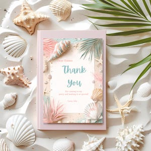 Puede incluir: Una tarjeta de felicitaci&oacute;n rosa con tem&aacute;tica de playa, con conchas marinas, estrellas de mar y hojas de palmera. La tarjeta dice "Thank You" en escritura turquesa, con texto adicional debajo. La tarjeta est&aacute; rodeada de conchas marinas sobre una superficie arenosa.