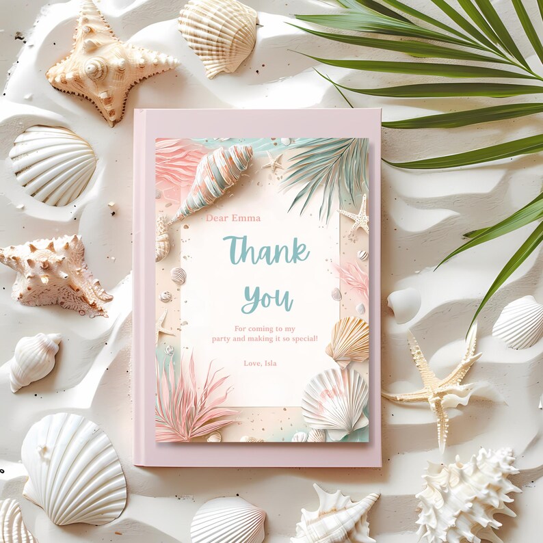 Puede incluir: Una tarjeta de felicitaci&oacute;n rosa con tem&aacute;tica de playa, con conchas marinas, estrellas de mar y hojas de palmera. La tarjeta dice "Thank You" en escritura turquesa, con texto adicional debajo. La tarjeta est&aacute; rodeada de conchas marinas sobre una superficie arenosa.