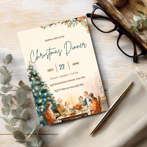 Puede incluir: Una tarjeta de invitaci&oacute;n rectangular para una cena de Navidad con una ilustraci&oacute;n en acuarela de un &aacute;rbol decorado y una escena de cena familiar. El texto dice Gather with us for Christmas Dinner, Dec 22, 6PM, Dinner, Dessert, Carols, 456 Somewhere Street, Any City, RSVP: Mel on 0123 456 789.