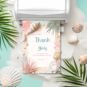 Puede incluir: Una tarjeta de agradecimiento impresa con tem&aacute;tica de playa. La tarjeta presenta conchas marinas, estrellas de mar y hojas de palma en colores pastel. El texto en la tarjeta dice: "Dear Emma, Thank You, For coming to my party and making it so special! Love, Isla."