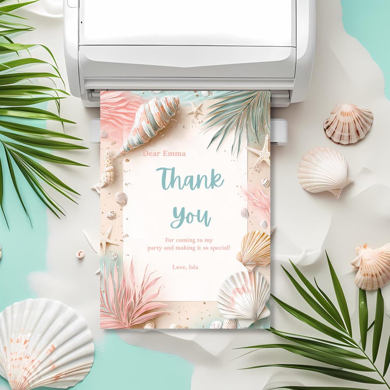 Puede incluir: Una tarjeta de agradecimiento impresa con tem&aacute;tica de playa. La tarjeta presenta conchas marinas, estrellas de mar y hojas de palma en colores pastel. El texto en la tarjeta dice: "Dear Emma, Thank You, For coming to my party and making it so special! Love, Isla."