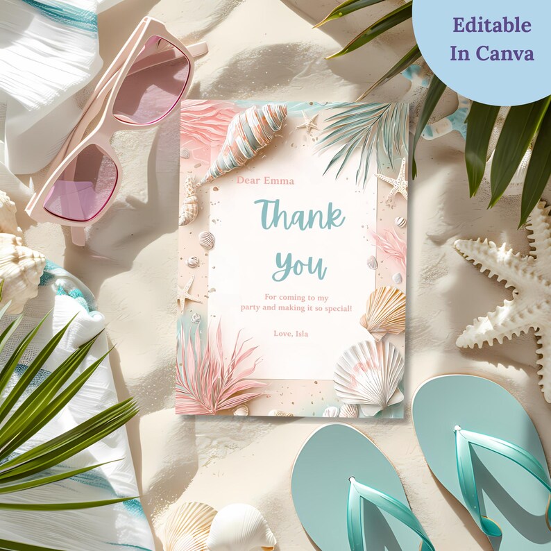 Puede incluir: Una tarjeta de agradecimiento con tem&aacute;tica de playa con conchas marinas, estrellas de mar y hojas de palma. La tarjeta dice "Thank You" en escritura azul claro, con el texto "Dear Emma" y "Love, Isla". Tambi&eacute;n se ven gafas de sol rosas y chanclas turquesas.