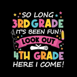 Könnte beinhalten: Auf schwarzem Hintergrund farbiger Text: „SO LONG 3RD GRADE, IT'S BEEN FUN! LOOK OUT 4TH GRADE, HERE I COME!“ Das Design umfasst Sterne, ein Papierflugzeug, ein Diplom und einen Bleistift.