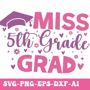 Może przedstawiać: Fioletowy czapkę absolwenta z r&oacute;żowym tekstem, kt&oacute;ry brzmi "Miss 5th Grade Grad" z r&oacute;żowymi sercami i gwiazdami otaczającymi tekst.