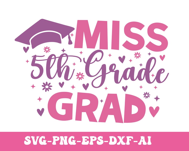Może przedstawiać: Fioletowy czapkę absolwenta z r&oacute;żowym tekstem, kt&oacute;ry brzmi "Miss 5th Grade Grad" z r&oacute;żowymi sercami i gwiazdami otaczającymi tekst.