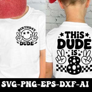 Könnte beinhalten: Weißes T-Shirt mit schwarzem Aufdruck. Auf der Vorderseite steht "BIRTHDAY DUDE" mit einem Smiley und Friedenszeichen. Auf der Rückseite steht "THIS DUDE is 8" mit Friedenszeichen und einem Schachbrettmuster.