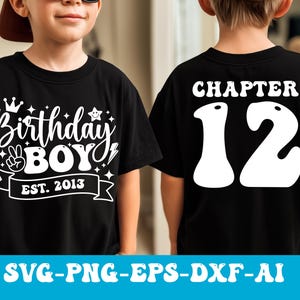 Può includere: T-shirt nero con testo bianco. La parte anteriore dice "Birthday BOY EST. 2013" con una corona e un segno di pace. La parte posteriore dice "CHAPTER 12". La parte inferiore dell'immagine ha il testo "SVG-PNG-EPS-DXF-AI".