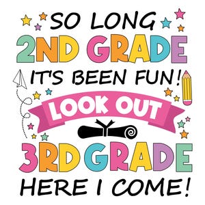 Op de afbeelding: Een kleurrijke afbeelding met de tekst "SO LONG 2ND GRADE IT'S BEEN FUN! LOOK OUT 3RD GRADE HERE I COME!" in verschillende lettertypen en kleuren. Het ontwerp bevat sterren, een papieren vliegtuig en een potlood.
