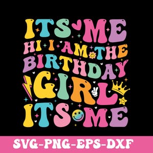 Op de afbeelding: Een kleurrijk grafisch ontwerp met de tekst "ITS ME HI I AM THE BIRTHDAY GIRL ITS ME" in een retro stijl. Het ontwerp bevat een hart, een smiley, een kroon en een bliksem.
