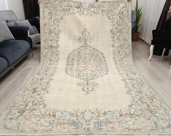 Alfombra turca vintage de 6x9 pies: Lana anudada a mano, detalles en verde y blanco.