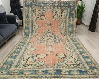 Alfombra turca vintage de arena en tonos verde y rosa (183 x 293 cm)