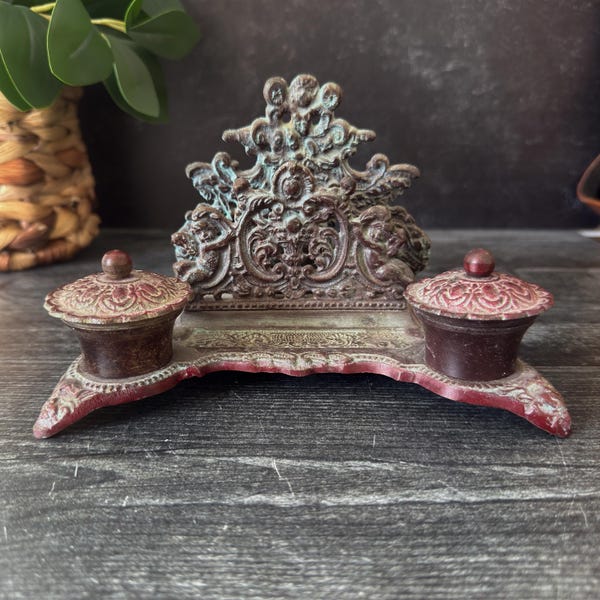 Antyczny mosiężny kałamarz z podwójnym kałamarzem w stylu cherubina – zestaw biurkowy w stylu rokoko