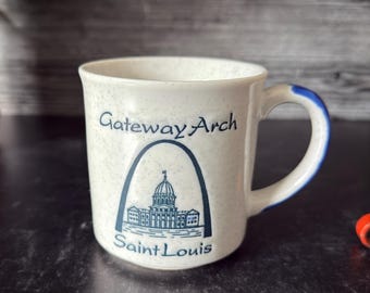 Taza vintage de San Luis con el Arco Gateway / Recuerdo de cerámica de los años 80 / Taza de café con un lugar emblemático de Misuri